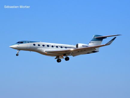 Gulfstream business jet on approach